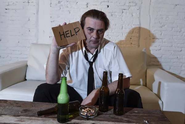 Disordinato alcolizzato uomo su cravatta sciolto a casa soggiorno divano bere birra bottiglia ubriacarsi — Foto Stock