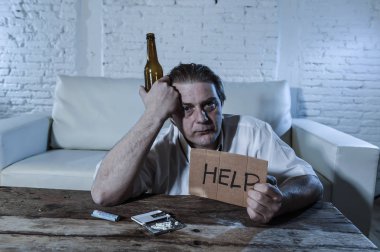 adam kokain burundan enfiye şeklinde çekmek ve bira şişeleri evde içme gevşek kravatla boşa alkolik ve uyuşturucu bağımlısı 