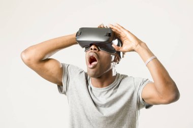 sanal gerçeklik vr 360 vizyon giyen afro Amerikalı adam zevk video oyun koruyucu gözlük