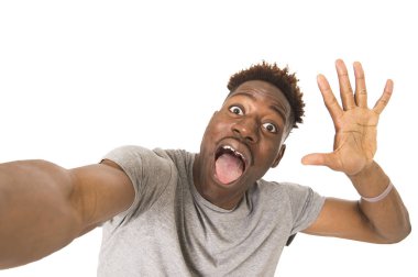 mutlu alarak selfie gülümseyen genç afro Amerikalı adam kendi kendine portre resim ile hareket eden telefon