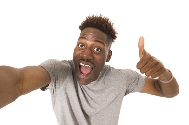 mutlu alarak selfie gülümseyen genç afro Amerikalı adam kendi kendine portre resim ile hareket eden telefon