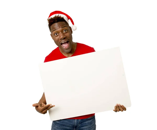 Negro afro americano hombre en Navidad santa sombrero sonriendo feliz mostrando espacio de copia de la cartelera en blanco — Foto de Stock