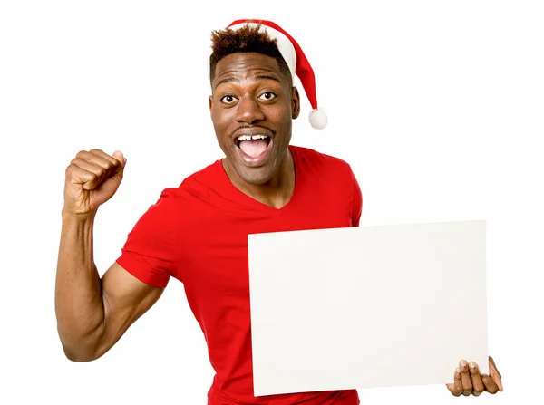 Negro afro americano hombre en Navidad santa sombrero sonriendo feliz mostrando espacio de copia de la cartelera en blanco —  Fotos de Stock