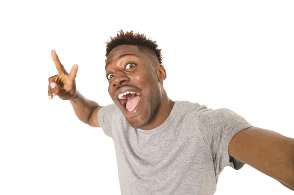 美国黑人的男青年微笑快乐以自拍照手机自拍合影 — 图库照片