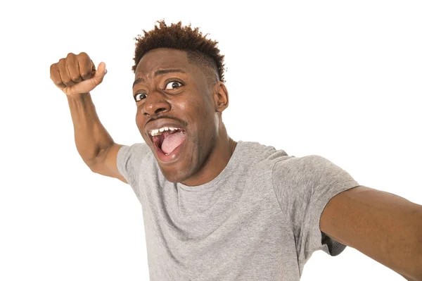 Joven afroamericano hombre sonriendo feliz tomando foto autorretrato selfie con teléfono móvil —  Fotos de Stock