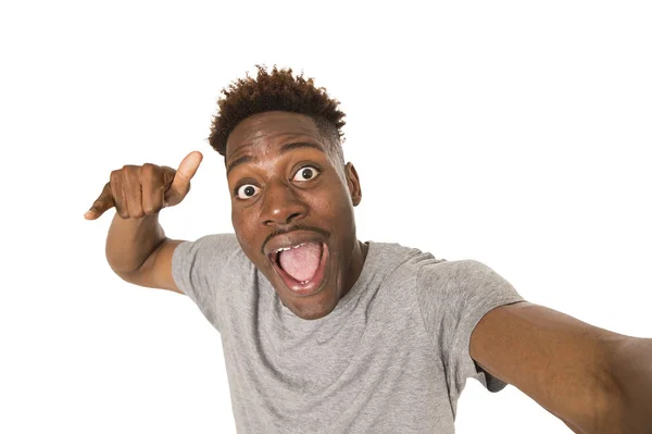 Joven afroamericano hombre sonriendo feliz tomando foto autorretrato selfie con teléfono móvil —  Fotos de Stock