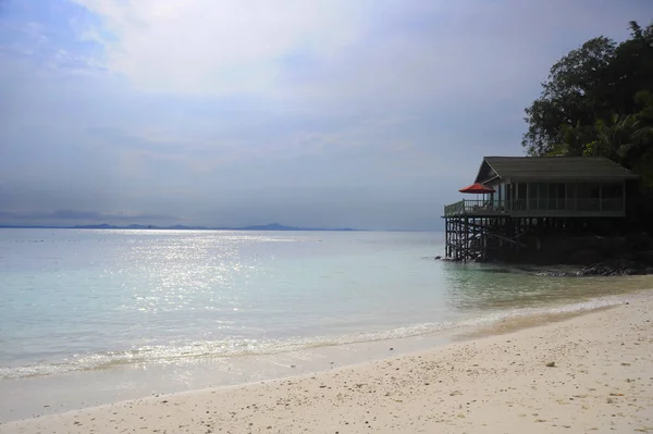 Paradise sea landscape with white sand and emerald ocean shore in Rawa Island Malaysia — Stock Photo, Image