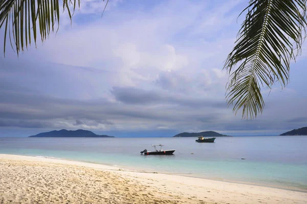 Paradise sea landscape with white sand and emerald ocean shore in Rawa Island Malaysia — Stock Photo, Image