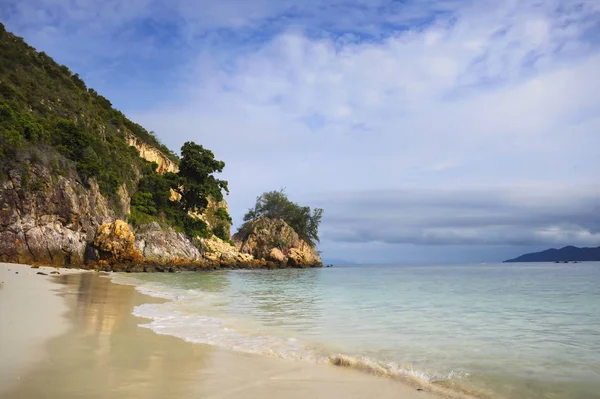 Paradiesische Meereslandschaft mit weißem Sand und smaragdgrüner Meeresküste in Rawa Island Malaysia — Stockfoto