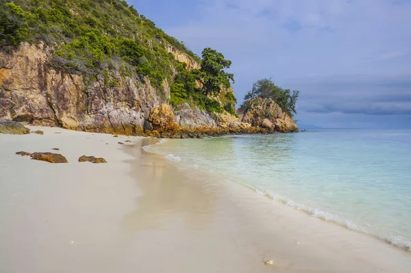 Paradiesische Meereslandschaft mit weißem Sand und smaragdgrüner Meeresküste in Rawa Island Malaysia — Stockfoto