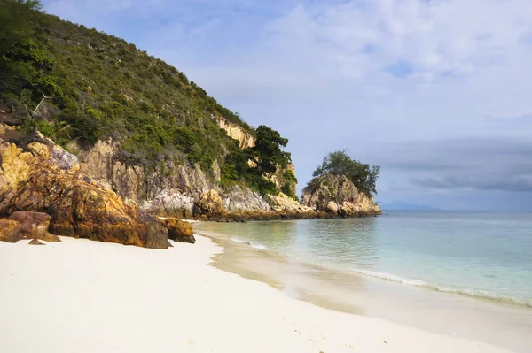Райский морской пейзаж с белым песком и изумрудным берегом океана на острове Рава Малайзия — стоковое фото
