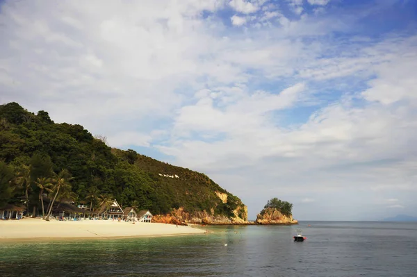 天堂海景观与白色的沙滩和绿宝石大洋彼岸革命协会岛马来西亚 — 图库照片