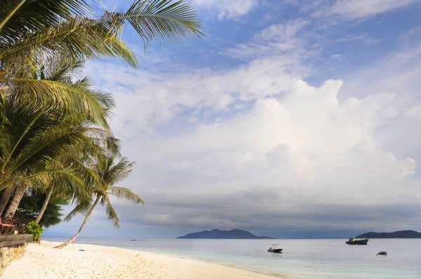 Paradise sea landscape with white sand and emerald ocean shore in Rawa Island Malaysia — Stock Photo, Image