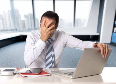 umutsuz üst düzey iş adamı kriz stres baskı altında Ofis Masası, bilgisayar laptop çalışma 