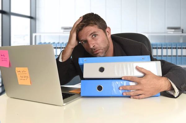 Frustrerad affärsman desperat ansikte uttryck lider av stress på kontoret dator skrivbord — Stockfoto