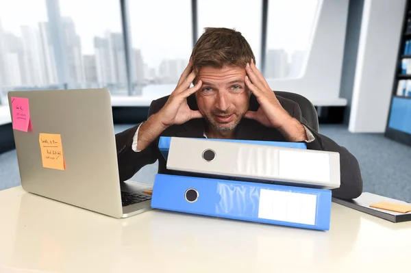 Gefrustreerd zakenman wanhopige gezicht expressie lijden van stress op het computerbureau — Stockfoto