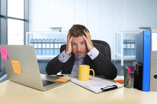 Utmattad affärsman lider av stress på kontoret dator skrivbord — Stockfoto