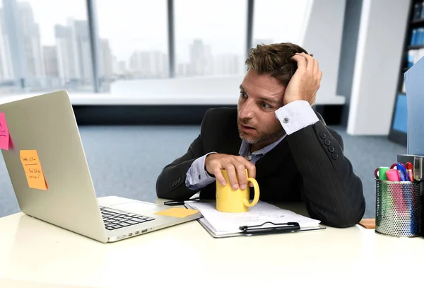 Uitgeput zakenman lijden van stress op het computerbureau — Stockfoto