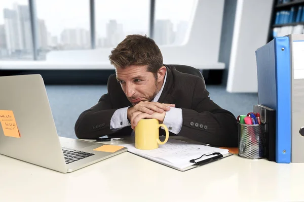 Uitgeput zakenman lijden van stress op het computerbureau — Stockfoto