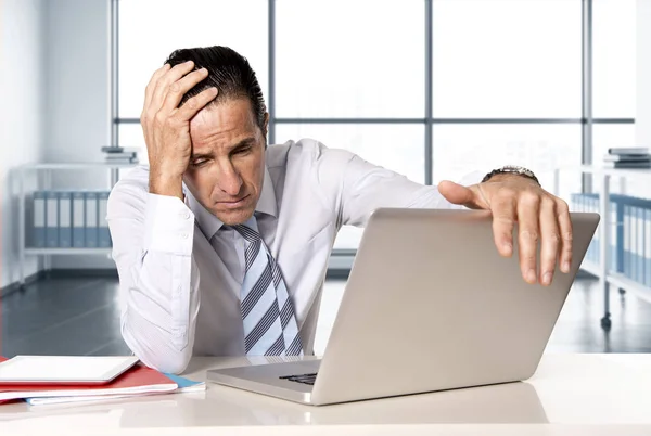 Disperato uomo d'affari anziano in crisi che lavora su computer portatile alla scrivania dell'ufficio sotto stress sotto pressione — Foto Stock