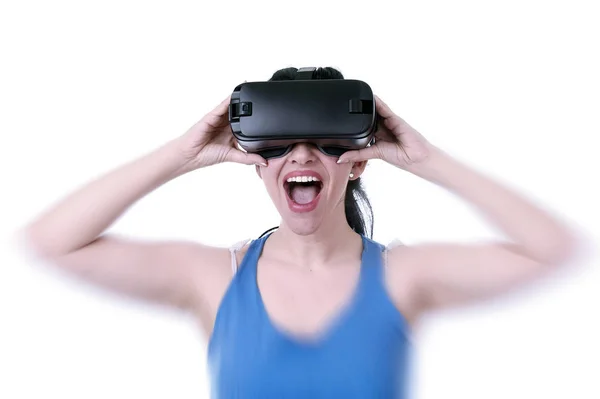 Atractiva mujer feliz emocionada usando gafas 3d viendo 360 visión de realidad virtual disfrutando de la diversión cibernética —  Fotos de Stock