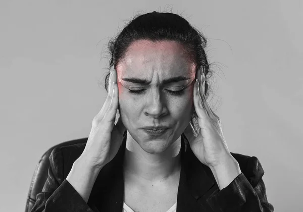 Kobieta biznesu w garnitur office cierpieniem i silny ból głowy migrena — Zdjęcie stockowe