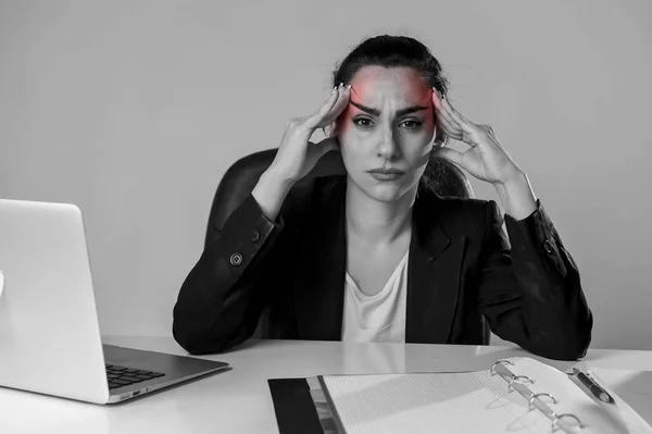 Donna che lavora alla scrivania del computer portatile in stress soffre di mal di testa intenso ed emicrania — Foto Stock