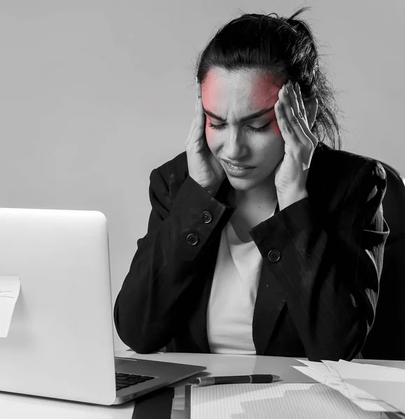 Mujer que trabaja en la computadora portátil escritorio de la oficina en el estrés que sufre dolor de cabeza intenso y migraña — Foto de Stock