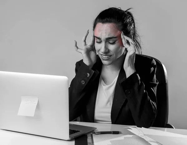 Donna che lavora alla scrivania del computer portatile in stress soffre di mal di testa intenso ed emicrania — Foto Stock