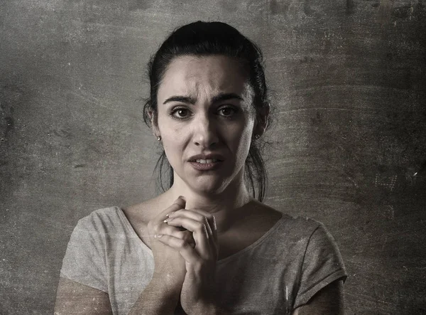 Mujer triste llorando desesperada y deprimida con lágrimas en los ojos sufriendo dolor —  Fotos de Stock