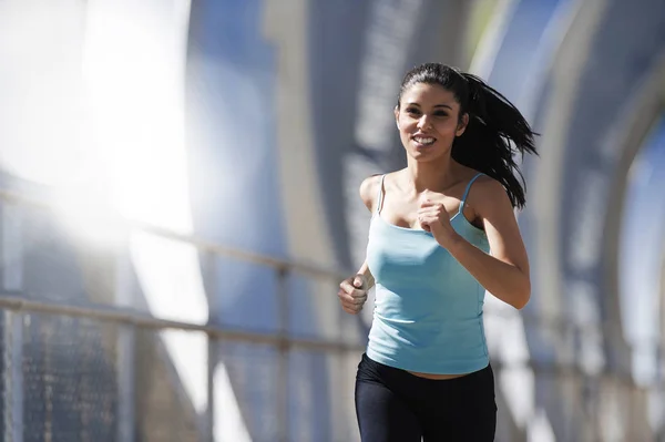 Joven hermosa atlética deporte mujer corriendo y trotando cruce — Foto de Stock