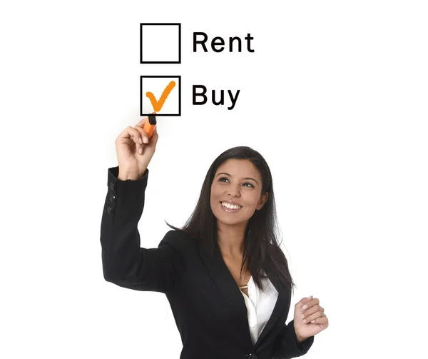 Empresaria latina en traje de oficina escribiendo con marcador en vivienda comprar alquiler concepto de bienes raíces elegir —  Fotos de Stock