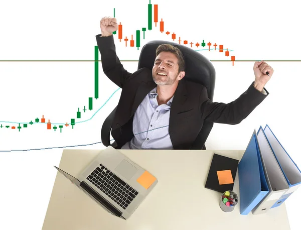 Hombre de negocios loco feliz después de ganar divisas o acciones de comercio en la oficina escritorio de la computadora celebrando — Foto de Stock