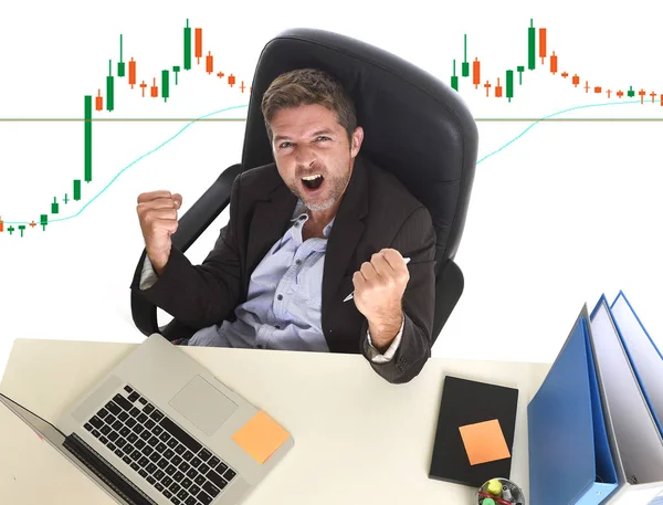 Hombre de negocios loco feliz después de ganar divisas o acciones de comercio en la oficina escritorio de la computadora celebrando — Foto de Stock
