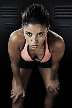 sert ve huysuz yüz ifadesi fit ince vücut ile poz genç çekici seksi latin spor kadın