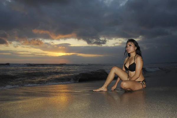 Young beautiful and sexy asian woman in black bikini posing relaxed having fun at sunset beach in Bali island of Indonesia — Stock Photo, Image