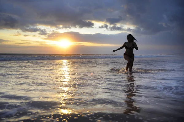 年轻美丽的轮廓和性感的亚洲女人运行自由和快乐，在日落海滩在巴厘岛玩 — 图库照片