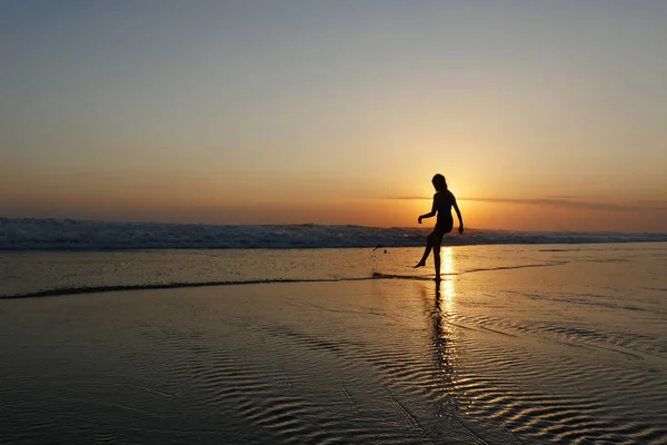Νέοι όμορφο κορίτσι της Ασίας μόνο στο ακτή βλέπει ουρανό πορτοκαλί ηλιοβασίλεμα πάνω από τον ωκεανό — Φωτογραφία Αρχείου