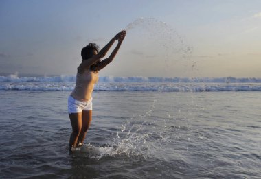 oynak ve ücretsiz tatil turizm Sunset beach adlı zevk eğleniyor genç mutlu ve heyecanlı Asyalı kadın