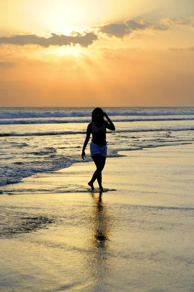 年轻漂亮的亚洲女人走在沙海边自由和轻松看日落海滩上的太阳地平线 — 图库照片