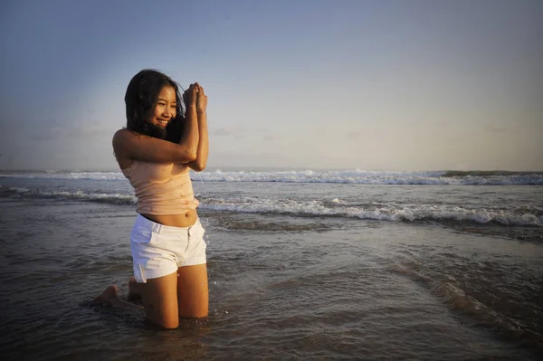 oynak ve ücretsiz tatil turizm Sunset beach adlı zevk eğleniyor genç mutlu ve heyecanlı Asyalı kadın