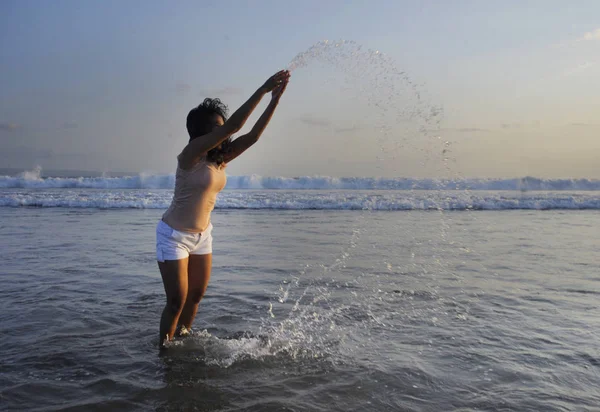 oynak ve ücretsiz tatil turizm Sunset beach adlı zevk eğleniyor genç mutlu ve heyecanlı Asyalı kadın