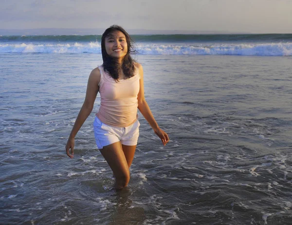 oynak ve ücretsiz tatil turizm Sunset beach adlı zevk eğleniyor genç mutlu ve heyecanlı Asyalı kadın