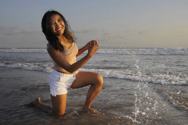 oynak ve ücretsiz tatil turizm Sunset beach adlı zevk eğleniyor genç mutlu ve heyecanlı Asyalı kadın