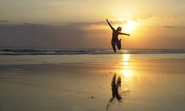 比基尼跳跃幸福的年轻性感亚洲女人兴奋开心的日落海滩上 — 图库照片