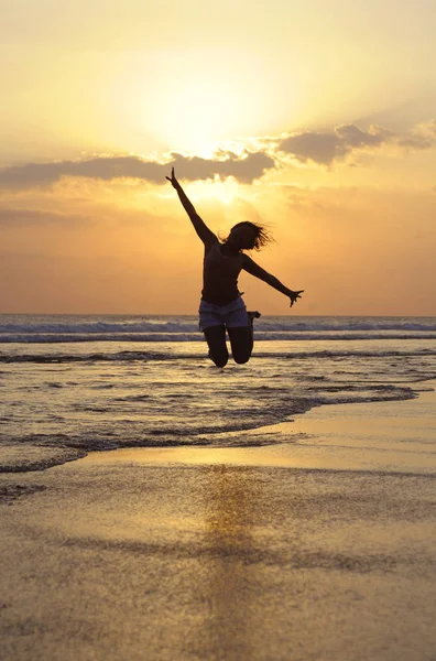 Молодий щасливі сексуальний жінку в бікіні, стрибки порушеної на пляж заходу сонця, весело — стокове фото