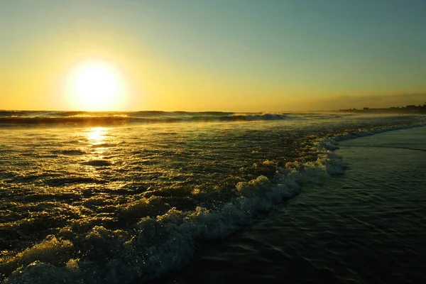 Incredibile bellissimo paesaggio marino vista tramonto di Seminyak Double Six spiaggia a Bali isola di Indonesia — Foto Stock