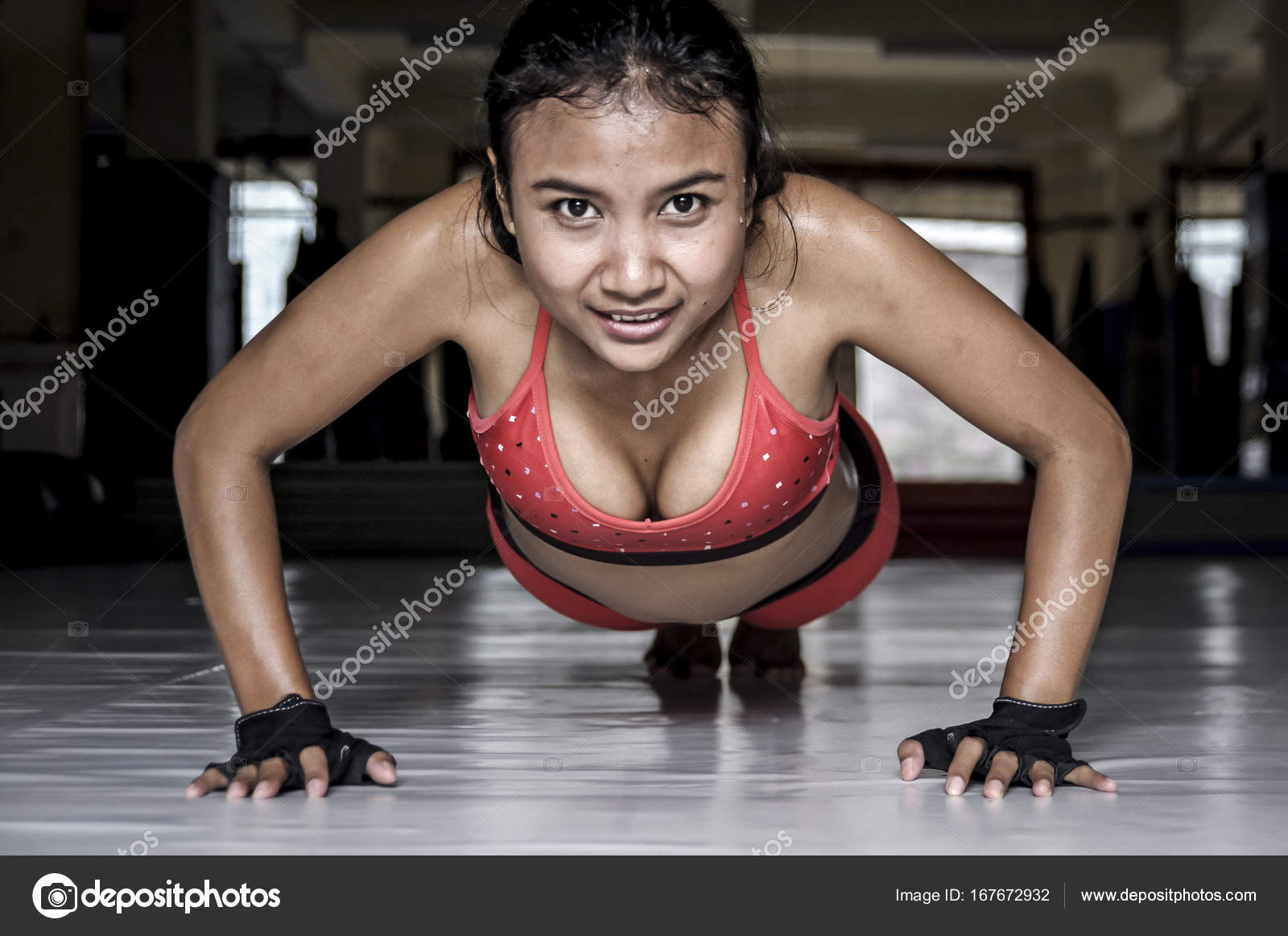 Sexy suado ásia mulher no esporte roupas fazendo push ups no ginásio dojo  chão sorrindo no duro treinamento fitness treino — Fotografias de Stock ©  focuspocusltd #167672932