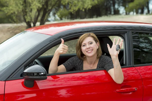 Mulher atraente sorrindo orgulhoso sentado no assento do motorista segurando e mostrando chave do carro na compra de automóveis novos e alugando — Fotografia de Stock