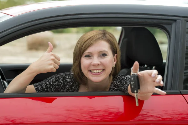 çekici kadın gurur oturma tutarak ve satın alma ve Kiralama yeni Otomobil araba anahtarı gösterilen sürücü koltuğu gülümseyen
